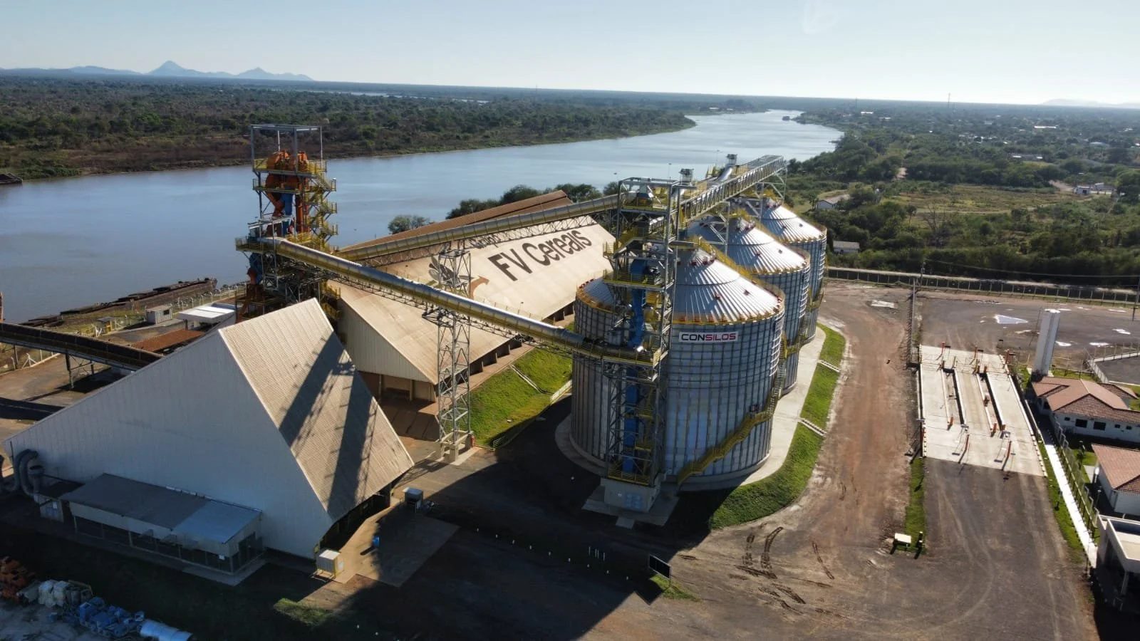 Silos e terminal em Porto Murtinho