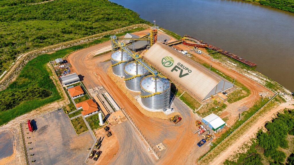 Vista aérea do Terminal Portuário Grupo FV em Porto Murtinho-MS, com os silos e o armazém às margens do Rio Paraguai