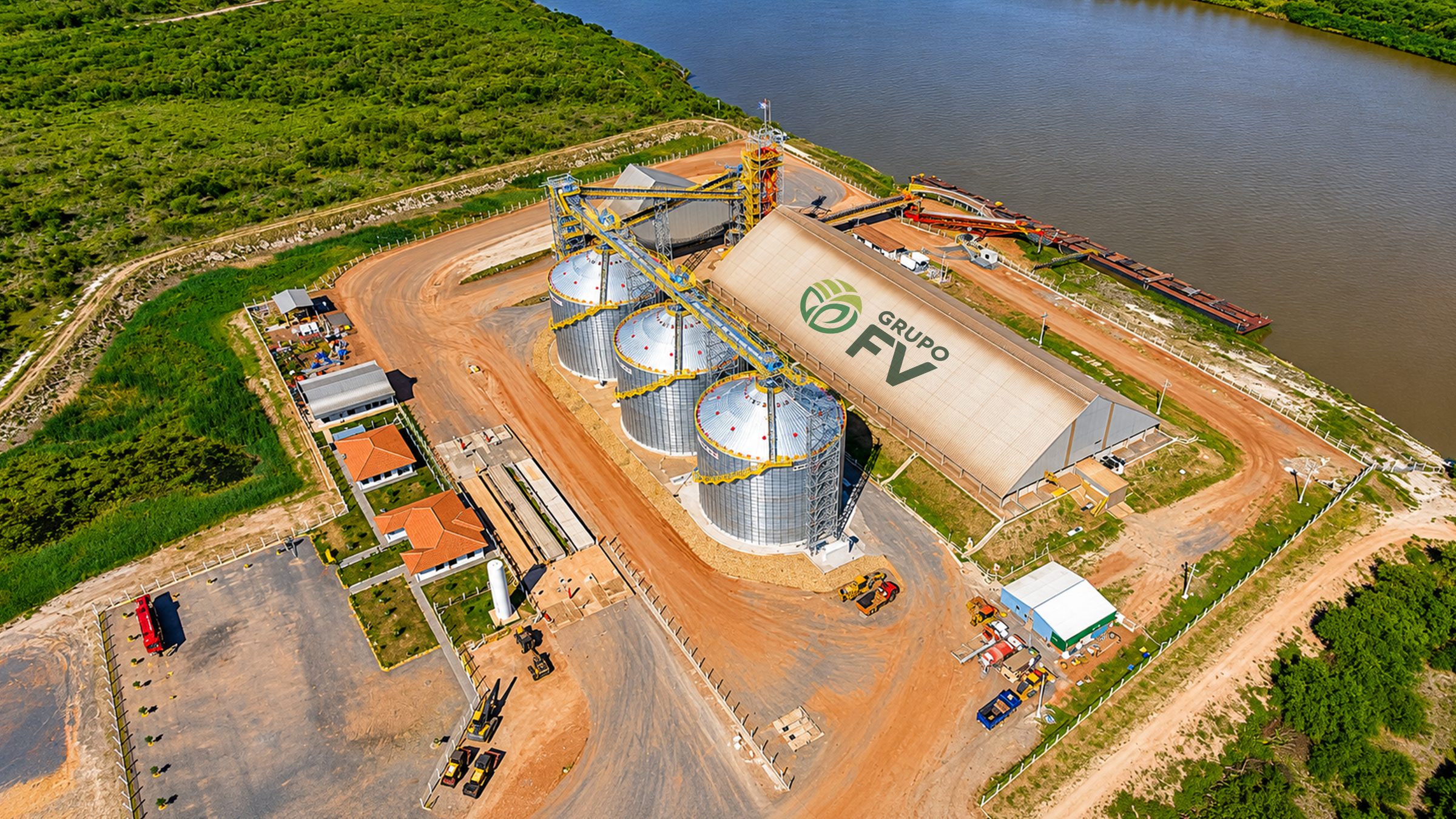 Vista aérea do Terminal Portuário Grupo FV em Porto Murtinho-MS, com os silos e o armazém às margens do Rio Paraguai